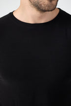 Alvornwear Basic T-Shirt — Siyah, yaka detayı