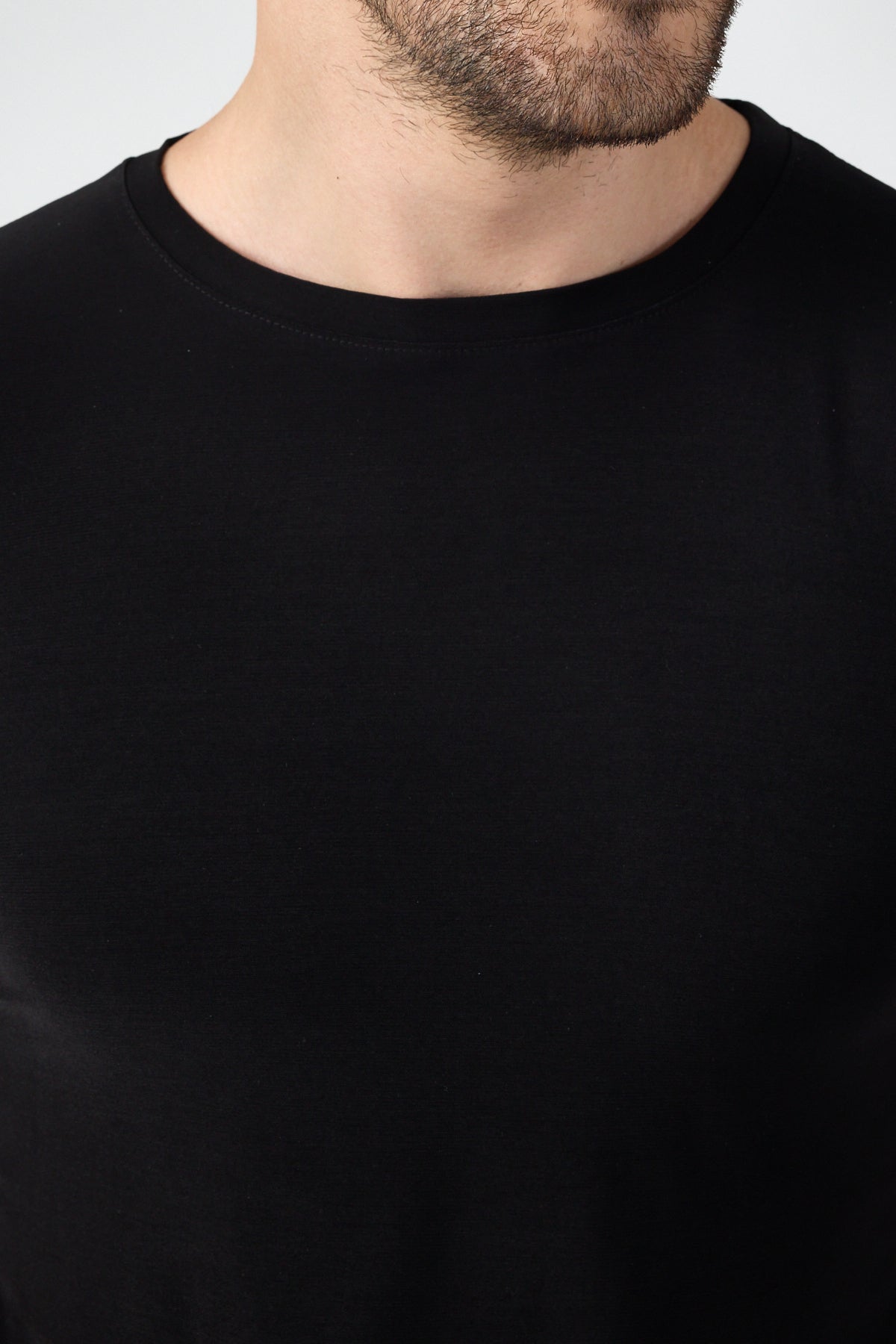 Alvornwear Basic T-Shirt — Siyah, yaka detayı