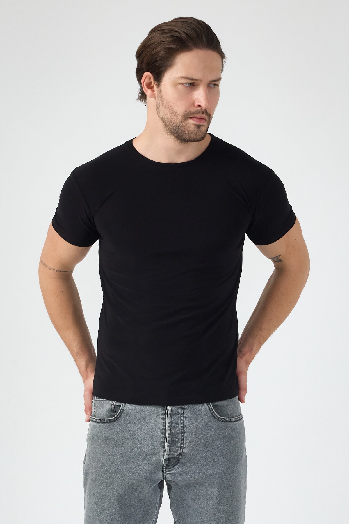 Alvornwear Basic T-Shirt — Siyah, rahat kalıp görünümü
