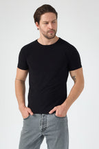 Alvornwear Basic T-Shirt — Siyah, doğal duruş