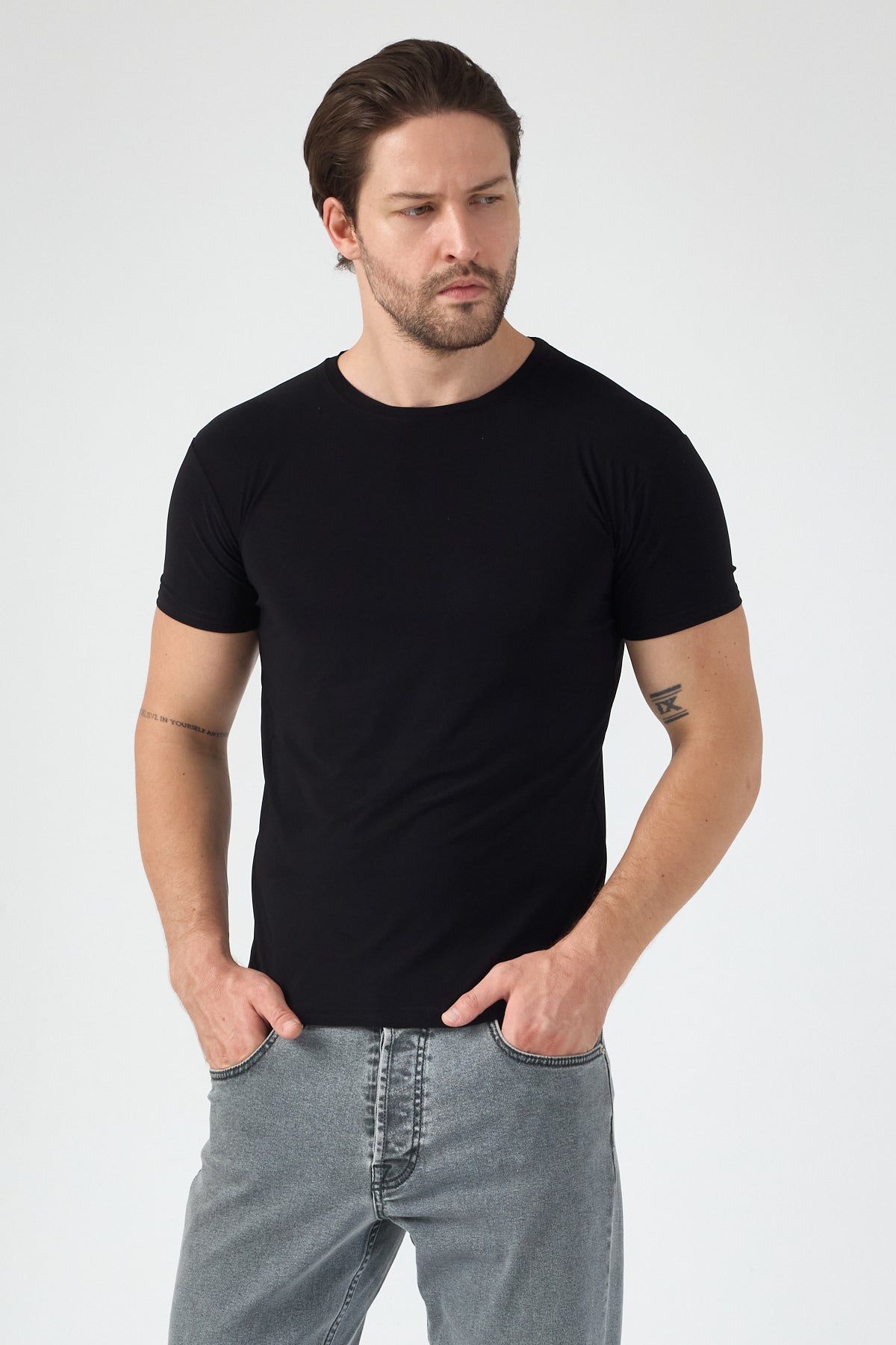 Alvornwear Basic T-Shirt — Siyah, doğal duruş