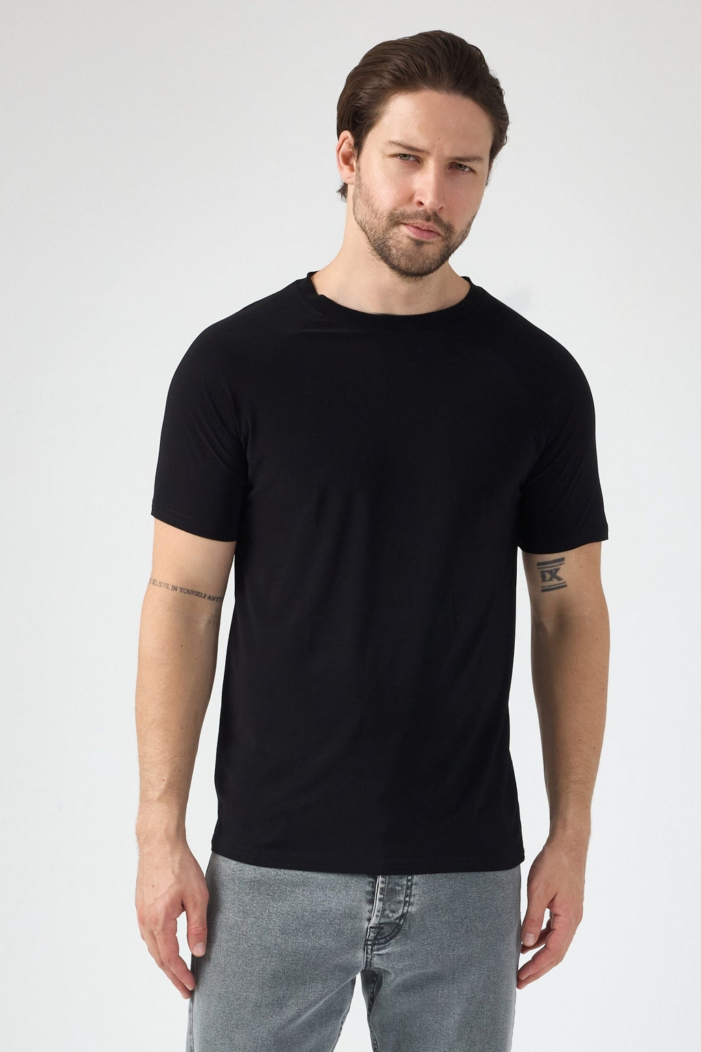 Alvornwear Reglan Kol Tişört — Siyah, ön
